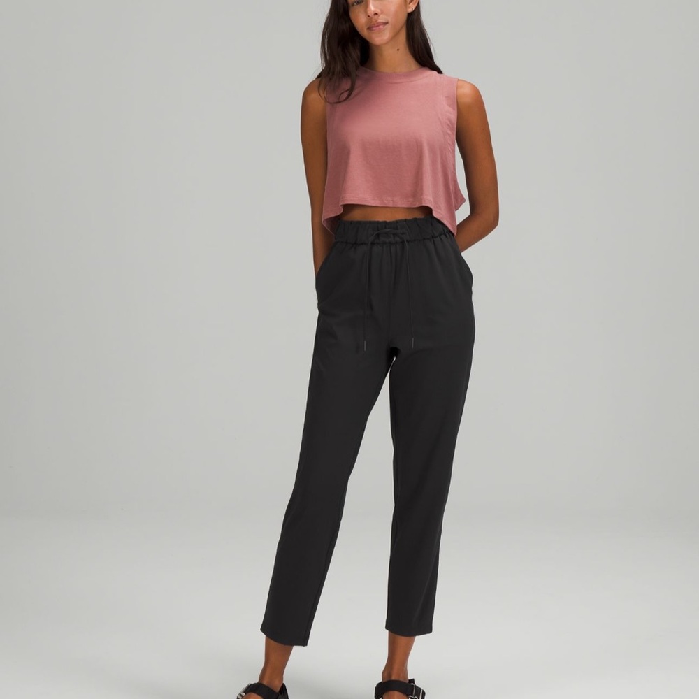 Lululemon Athletica Stretch 7/8 Pants in maroon color